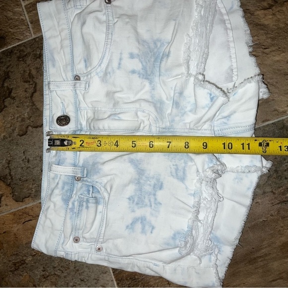 American Eagle Light Acid Wash High Rise Distressed Denim Shorts Size 8 - Picture 12 of 12